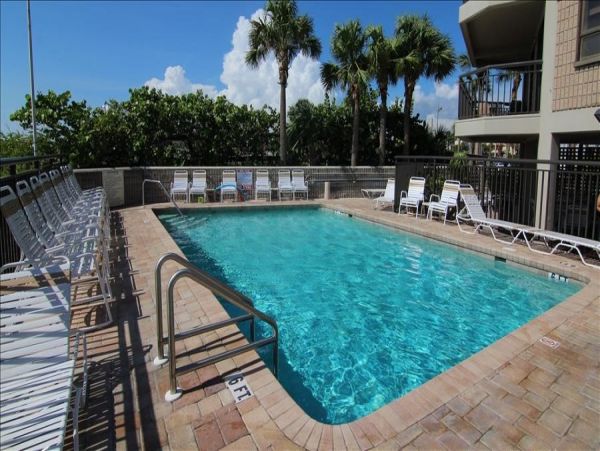 Bright & Cozy One Bedroom Getaway in St. Pete Beach