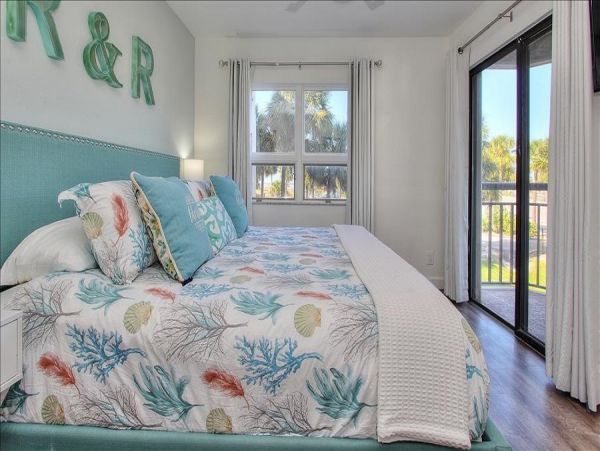 Bright & Cozy One Bedroom Getaway in St. Pete Beach