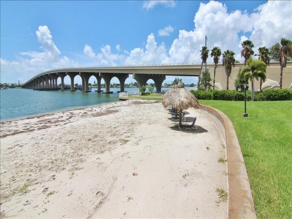St. Petersburg Condo 982502