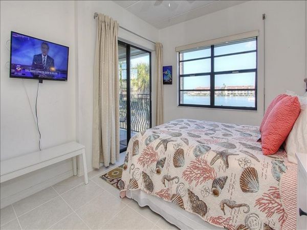 Treasure Island Lovely Waterside Condo for Rent.