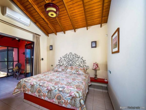 Bonaire Home 982541