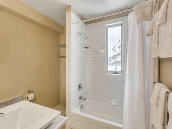 Alta Condo 982552