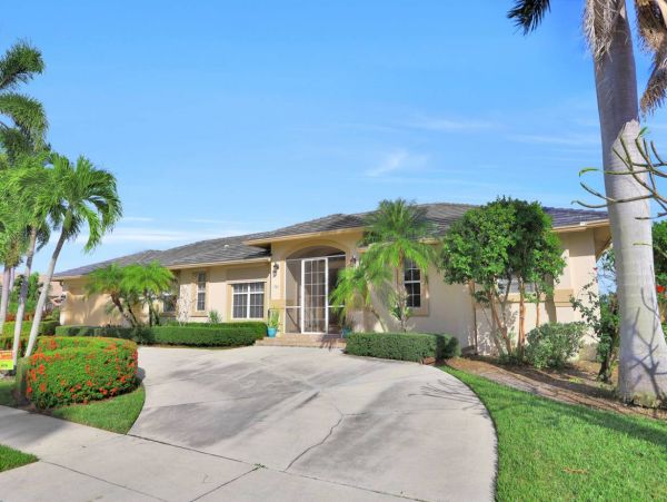 Marco Island Vacation Home Short Walk To Beach Caged Pool