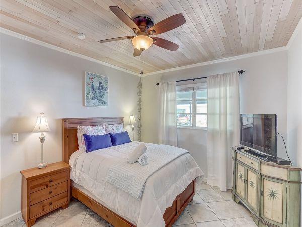 Short Walk to Beach Vacation Home in Holmes Beach 2 Bedroom