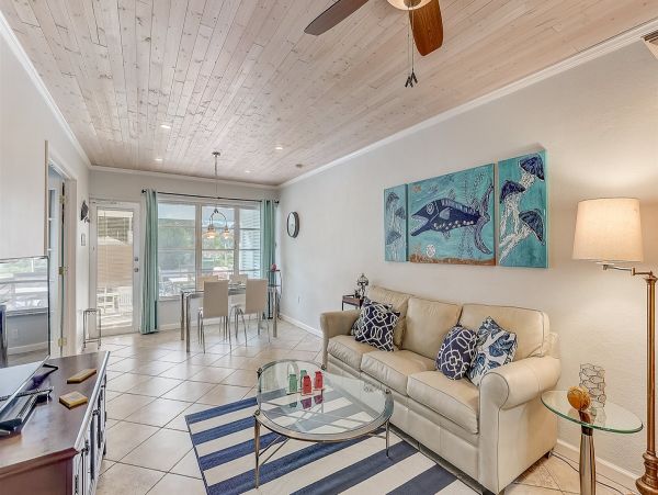 Short Walk to Beach Vacation Home in Holmes Beach 2 Bedroom