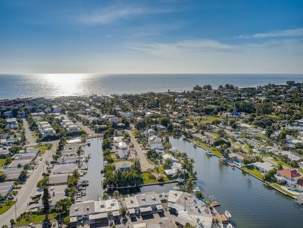 Short Walk to Beach Vacation Home in Holmes Beach 2 Bedroom