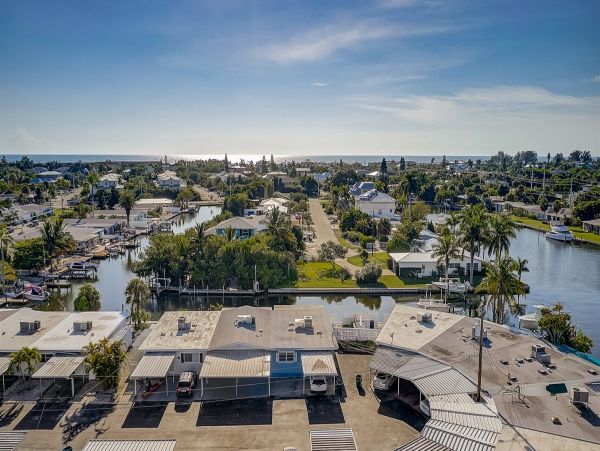 Short Walk to Beach Vacation Home in Holmes Beach 2 Bedroom