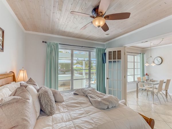 Short Walk to Beach Vacation Home in Holmes Beach 2 Bedroom