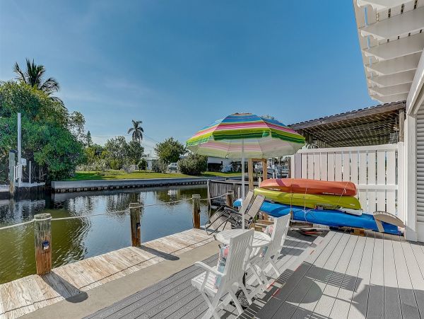 Short Walk to Beach Vacation Home in Holmes Beach 2 Bedroom