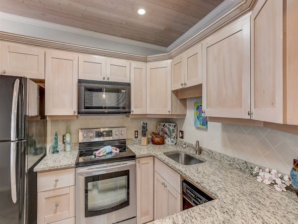 Short Walk to Beach Vacation Home in Holmes Beach 2 Bedroom