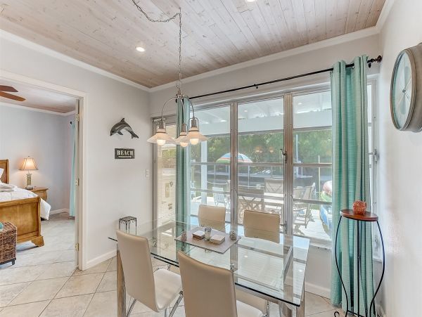 Short Walk to Beach Vacation Home in Holmes Beach 2 Bedroom