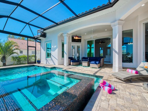 Italian Style Luxury Vacation Villa with Caged Pool