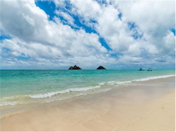 Kailua Beautiful Vacation Home Short Walk to Beach Sleeps 5