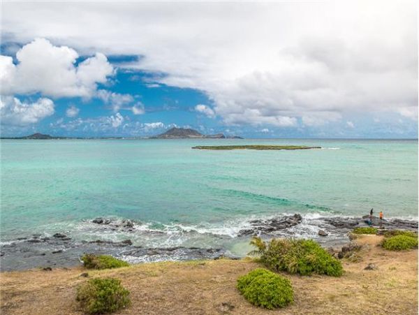 Kailua Beautiful Vacation Home Short Walk to Beach Sleeps 5