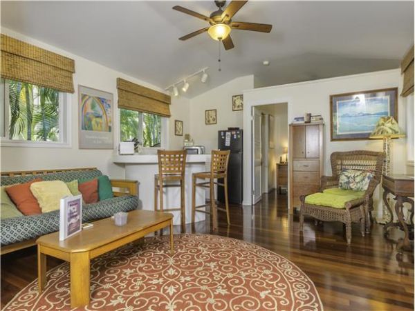 Kailua Beautiful Vacation Home Short Walk to Beach Sleeps 5