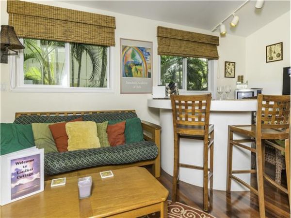 Kailua Beautiful Vacation Home Short Walk to Beach Sleeps 5