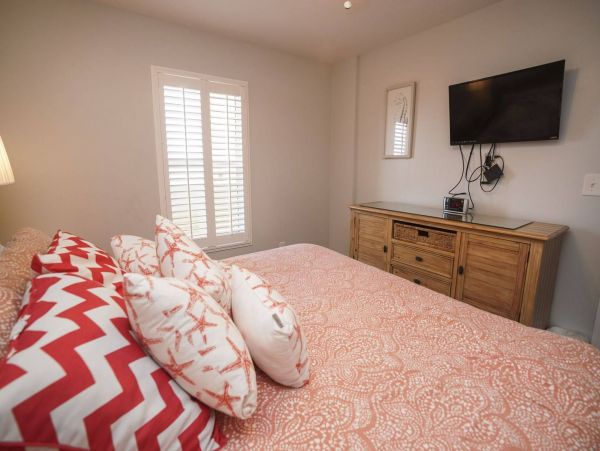BEACHFRONT DESTIN CONDO SLEEPS 6
