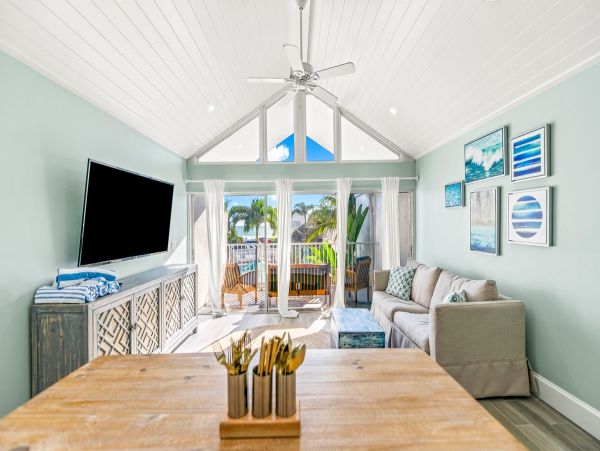 Beachfront Holmes Beach Vacation Rental with Gulf Views