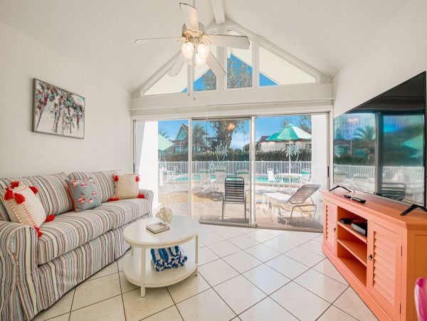 Holmes Beach Vacation Condo With Communal Pool 4 Guests