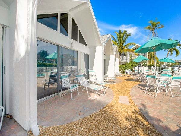 Holmes Beach Vacation Condo With Communal Pool 4 Guests