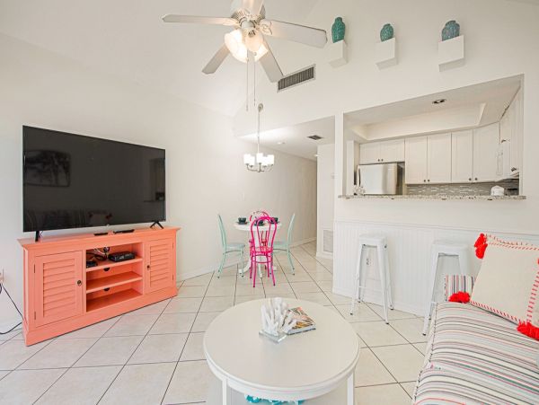 Holmes Beach Vacation Condo With Communal Pool 4 Guests