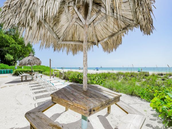 Holmes Beach Vacation Condo With Communal Pool 4 Guests