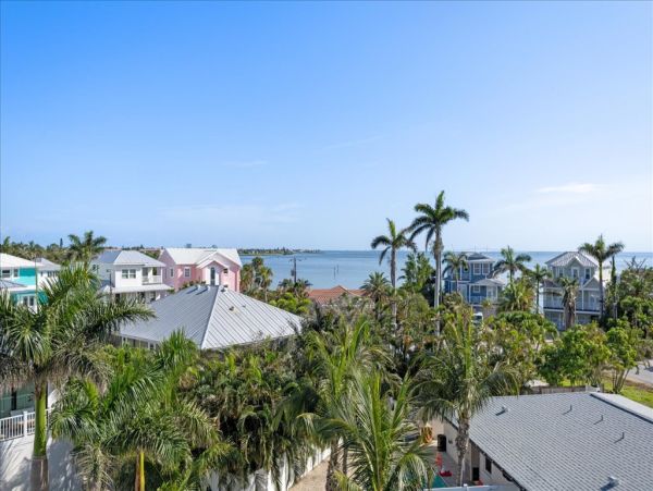 Holmes Beach Luxury Vacation Rental Home - Anna Maria Island Beachfront Rental