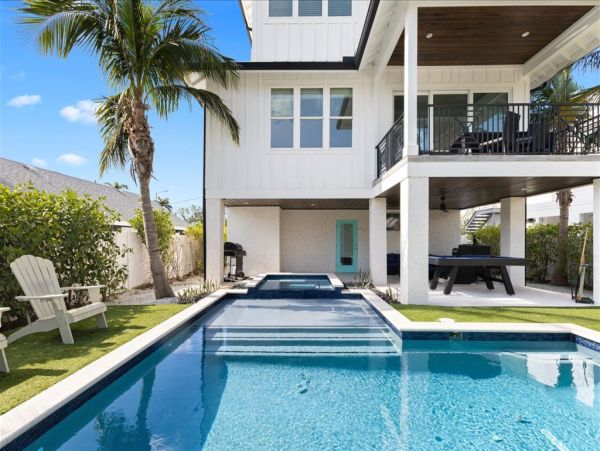 Holmes Beach Luxury Vacation Rental Home - Anna Maria Island Beachfront Rental
