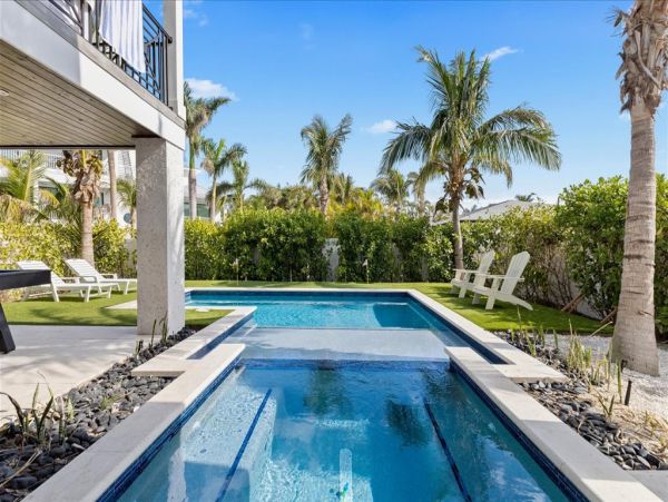 Holmes Beach Luxury Vacation Rental Home - Anna Maria Island Beachfront Rental