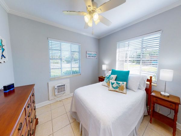 Lovely 2 Bedroom Duplex in Holmes Beach -Short Walk to Beach