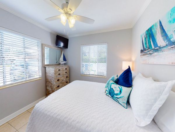 Lovely 2 Bedroom Duplex in Holmes Beach -Short Walk to Beach