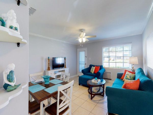 Lovely 2 Bedroom Duplex in Holmes Beach -Short Walk to Beach