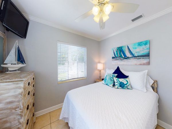 Lovely 2 Bedroom Duplex in Holmes Beach -Short Walk to Beach