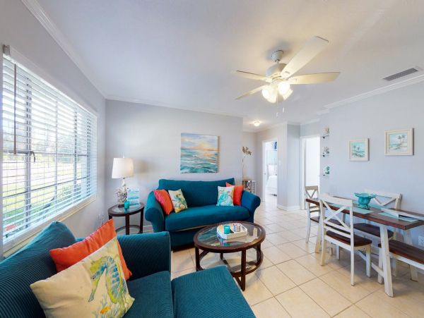 Lovely 2 Bedroom Duplex in Holmes Beach -Short Walk to Beach