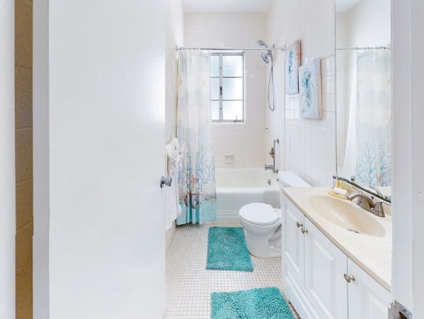 Lovely 2 Bedroom Duplex in Holmes Beach -Short Walk to Beach