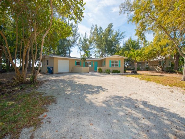 Holmes Beach 2 Bedroom Home Right On The Beach Sleeps 4