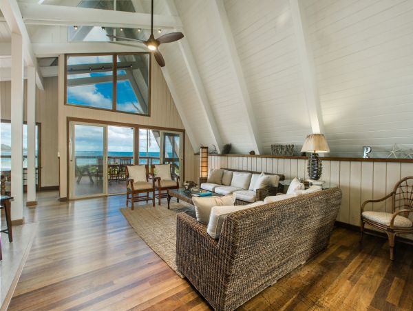 Kauai Beachfront Villa 4 bedrooms + Bonus room.