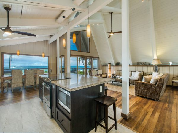 Kauai Beachfront Villa 4 bedrooms + Bonus room.