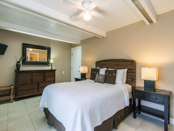 Kauai Beachfront Villa 4 bedrooms + Bonus room.
