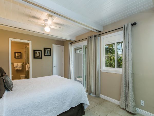Kauai Beachfront Villa 4 bedrooms + Bonus room.