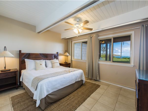 Kauai Beachfront Villa 4 bedrooms + Bonus room.