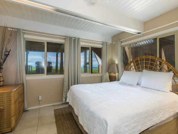 Kauai Beachfront Villa 4 bedrooms + Bonus room.