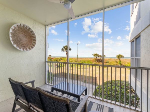 Gulf View Two Bedroom Vacation Beach Condo in Captiva