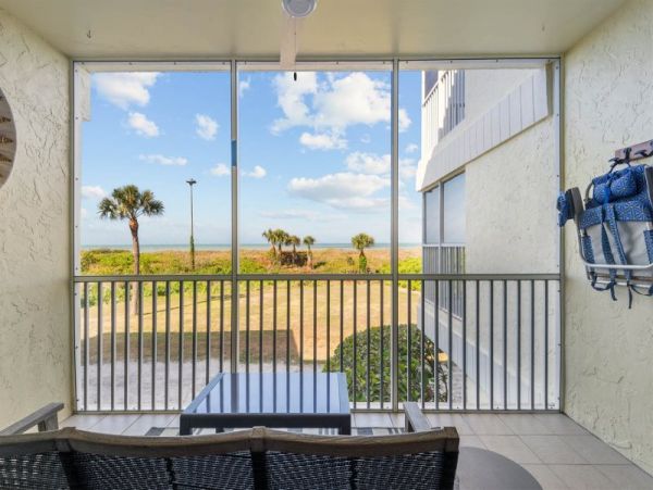 Gulf View Two Bedroom Vacation Beach Condo in Captiva