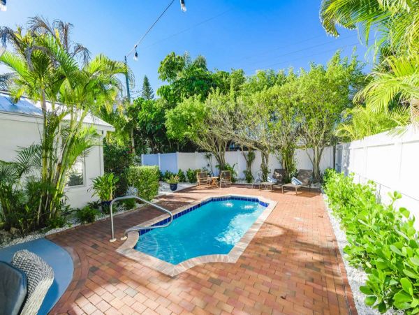 Lido Key Villa One Block to Beach Sleeps 10