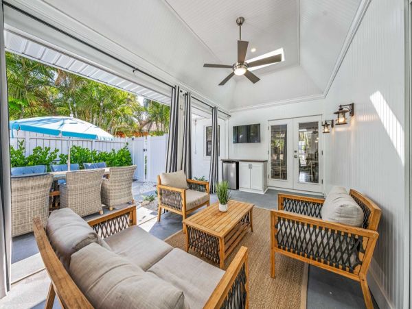 Lido Key Villa One Block to Beach Sleeps 10