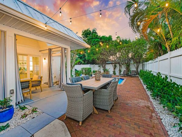 Lido Key Villa One Block to Beach Sleeps 10