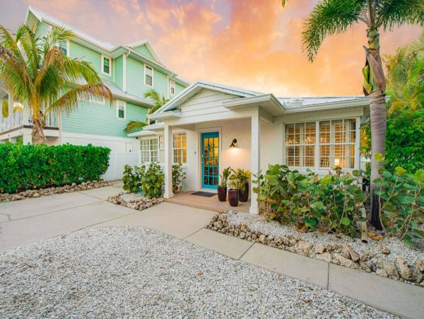Lido Key Villa One Block to Beach Sleeps 10