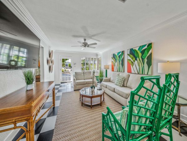 Lido Key Villa One Block to Beach Sleeps 10