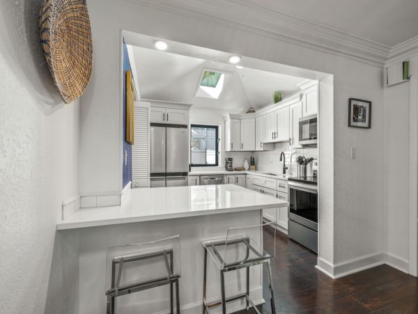 Lido Key Villa One Block to Beach Sleeps 10